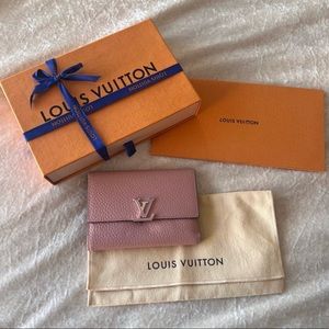 Louis Vuitton Taurillon Capucines Wallet Magnolia Pink
Compact LV logo bag